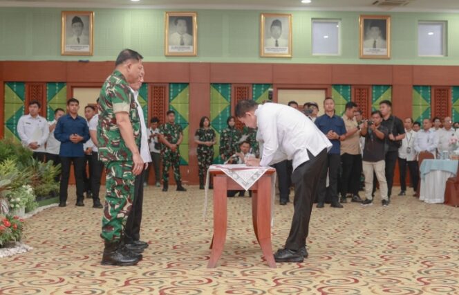 
					Bupati Andi Rudi Latif Teken Kesepakatan, Tegaskan Dukungan Pembangunan Makodam di Kalsel.