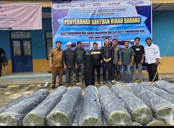 
					Ketua Komisi II Abu Suwandi bersama Anggota DPRD Kotabaru Serahkan Alat Tangkap Ikan kepada Para Nelayan