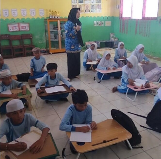 
					Semangat belajar siswa di SDN Pondok Butun, Kelurahan Gunung Tinggi Meskipun Tak Memakai Meja Dan  Kursi.