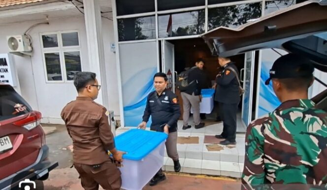 
					TNI Kawal Kejati Kalsel Bersenjata Lengkap Geledah Kantor BKSDA Usut Dugaan Korupsi Dana PKS.