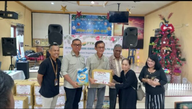 
					PWI Kotabaru bersama PT.PTK Sungai Durian Lakukan Bansos ke Gereja GPdi Kotabaru.