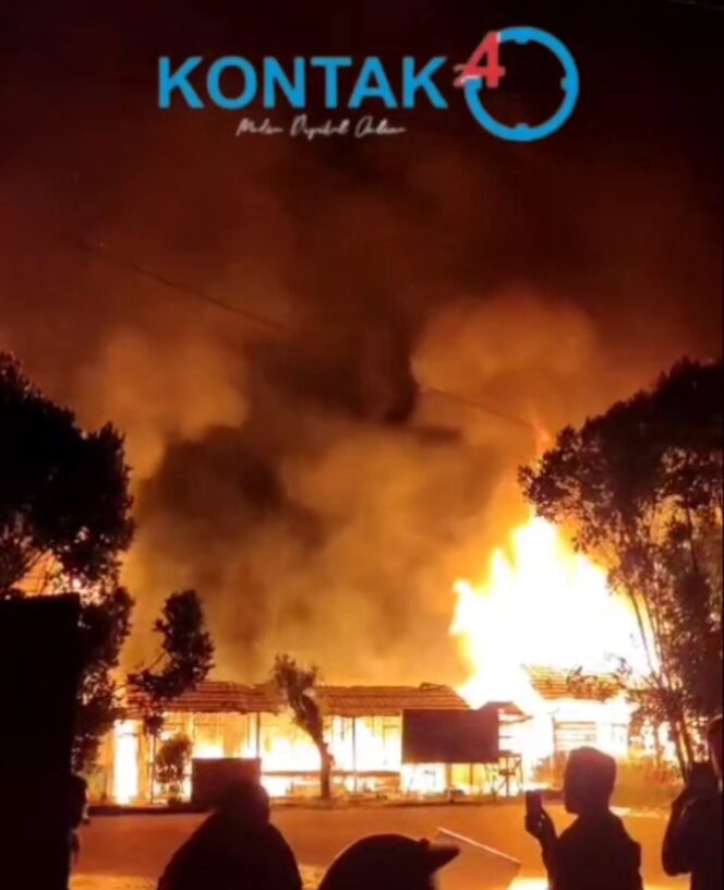 
					Tiga Ruang Kelas  Dan Rumah Guru SDN 1 Sungai Cuka Kintap Wilayah Sarindai Ludes Di Amuk Si Jago Merah.