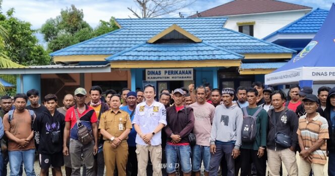 
					Ketua Komisi II DPRD Kotabaru Apresiasi Kinerja Dinas Perikanan Penyerahan Bantuan Alat Tangkap Dan Mesin.