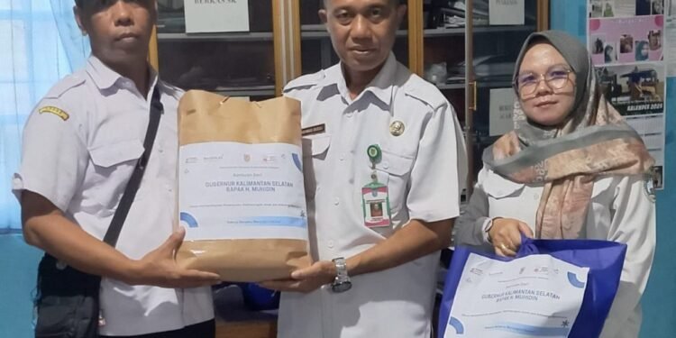 Bentuk Perhatian Gubernur Kalsel, DPPPAKB Salurkan Bantuan Korban Banjir di Desa Sungai Alat