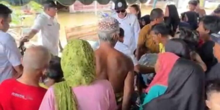 Ringankan Beban Warga Tertimpa Musibah Banjir, Dislutkan Kalsel Salurkan Bantuan di Teluk Selong