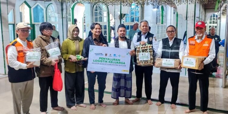 Wagub Kalsel Tinjau dan Salurkan Bantuan bagi Warga Terdampak Banjir di Kabupaten Banjar