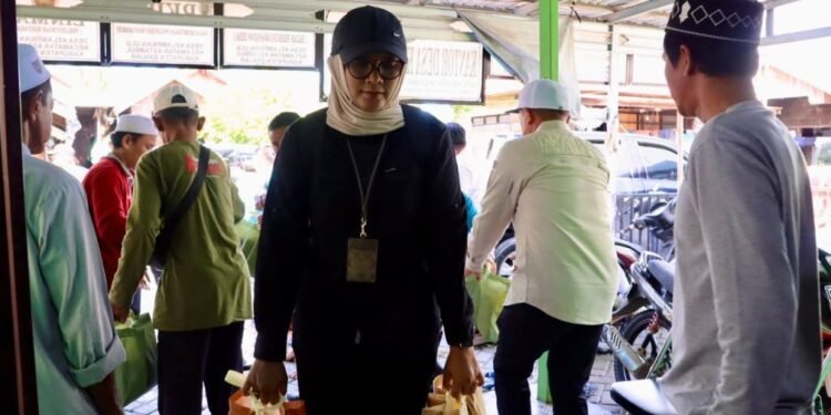Turun Langsung ke Lokasi Banjir, PUPR Kalsel Salurkan 368 Paket Sembako bagi Warga Kelampaian Ulu