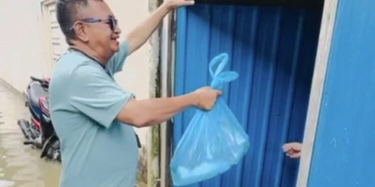Disdag Kalsel Kembali Salurkan Bantuan Ke Warga Terdampak Banjir di Desa Mekar