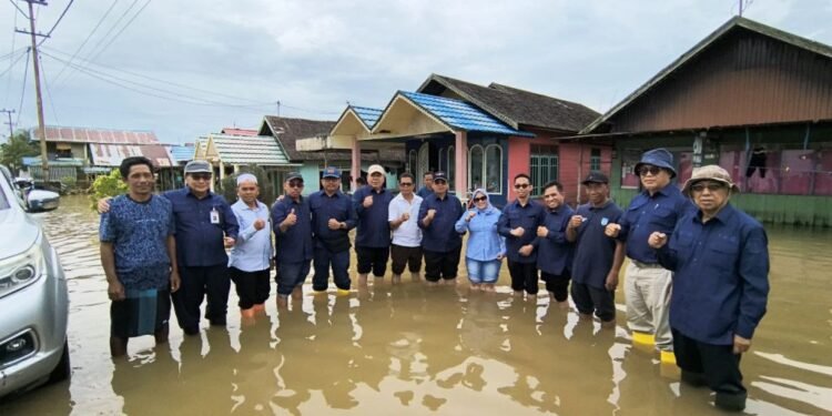 TAG Gubernur Kalsel Kunjungi Warga Terdampak Banjir di Keliling Benteng