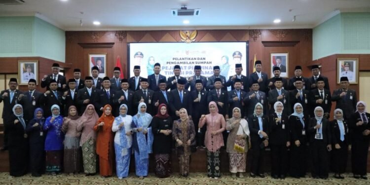 Gubernur Muhidin Tegaskan Evaluasi Berkala Usai Lantik 11 Pejabat Tinggi Pratama