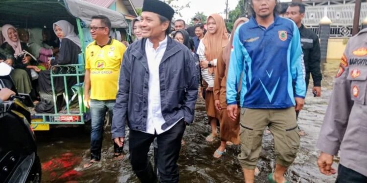Wagub Kalsel Tinjau Banjir di Sungai Tabuk, Salurkan Bantuan untuk Warga Terdampak