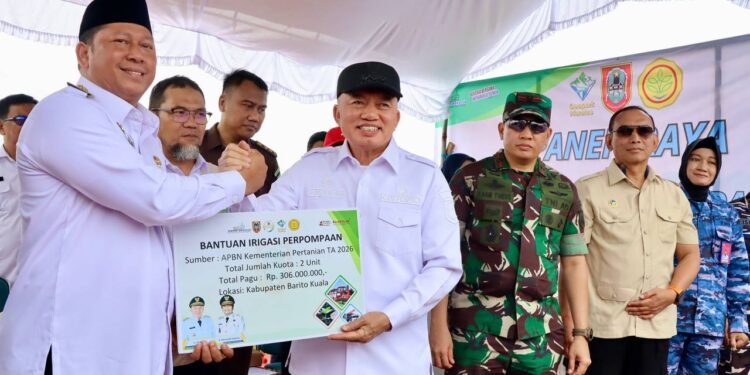 Gubernur Kalsel Serahkan Bantuan Pertanian dan Pupuk Bersubsidi untuk Barito Kuala