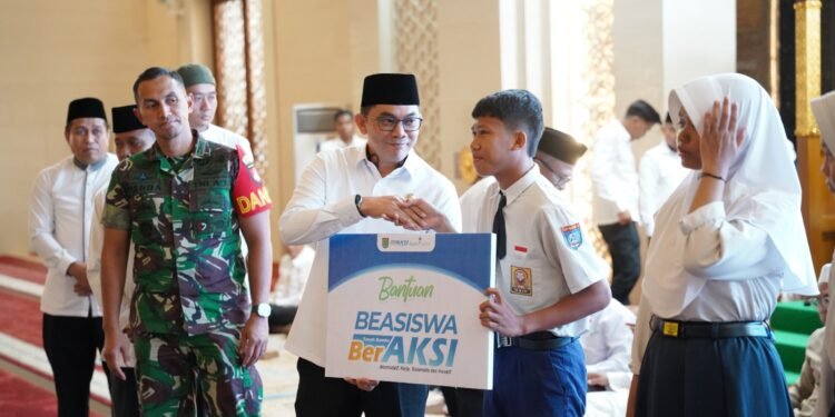 Bupati Tanah Bumbu Salurkan Beasiswa BerAKSI untuk Ribuan Pelajar dan Santri