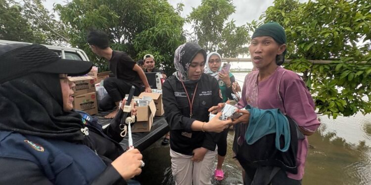 UPTD Pelayanan Krisis dan Epidemi Kesehatan Kalsel Berikan Pelayanan Kesehatan Kepada Masyarakat Terdampak Banjir di Sungai Tabuk