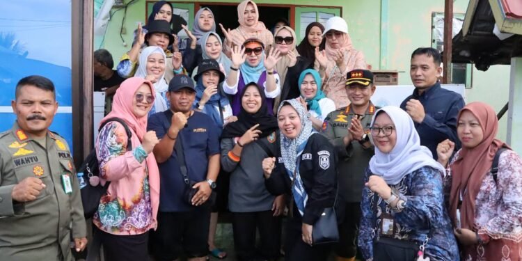 Ketua DWP DPKP Kalsel Dampingi Ketua TP PKK Kalsel Salurkan Bantuan Banjir di Lok Baintan