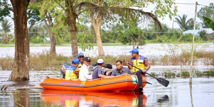 Menteri PU Tinjau Banjir Sungai Tabuk, Dorong Percepatan Bendungan Riam Kiwa
