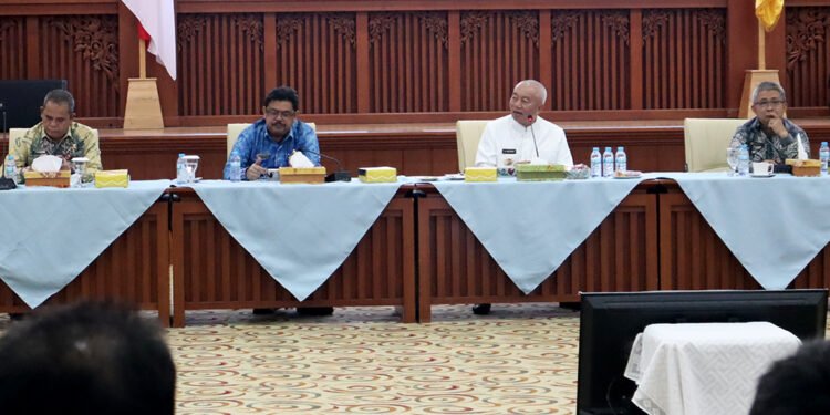 Gubernur Muhidin Instruksikan Seluruh SKPD Pemprov Kalsel Salurkan Bantuan Banjir Ke Kabupaten Banjar Dan Tanah Laut