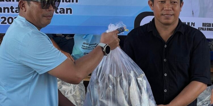 Dislautkan Kalsel Salurkan Bantuan Bahan Pangan Kepada Warga Desa Paku Alam 