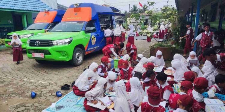 Gencarkan Promosi Minat Baca dan Literasi, Dispersip Kalsel Turunkan Pusling di SDN Kayu Bawang 1 Gambut