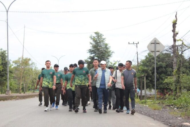 
					Bupati Andi Rudi Latif Ikuti Jalan Sehat Bersama Yonif TP 828/BWM.