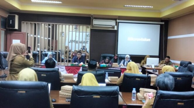 
					Rapat kerja Komisi 1 DPRD Tanah Bumbu dan Disdik Cari Terobosan Kebijakan Krisis Guru Mengintai