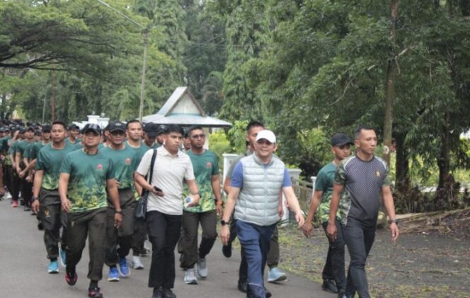 
					Bupati Andi Rudi Latif Ikuti Jalan Sehat Bersama Yonif TP 828/BWM.