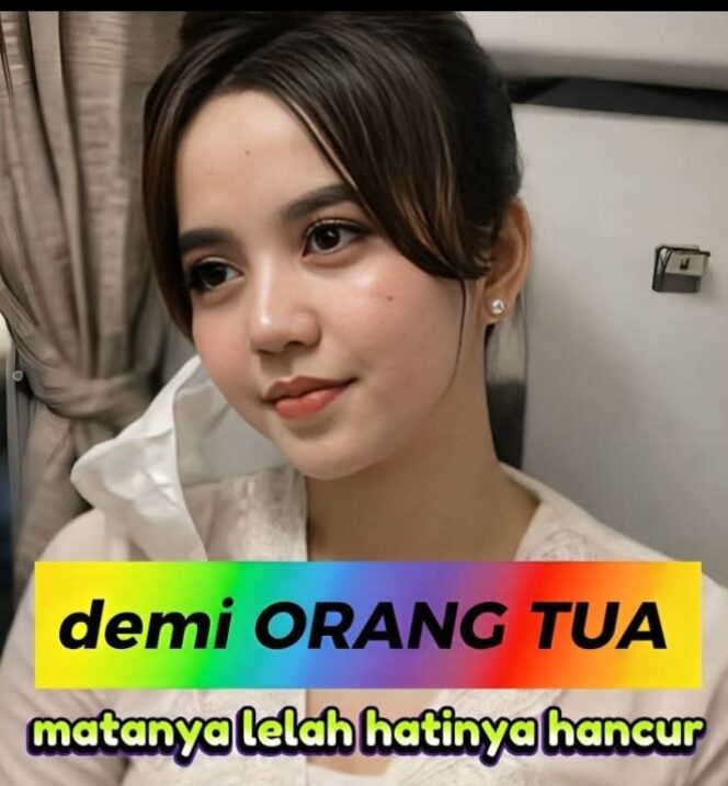 
					Hanya Ingin Menyenangkan Hati Orang Tua Nekat Memakai Atribut Pramugari.