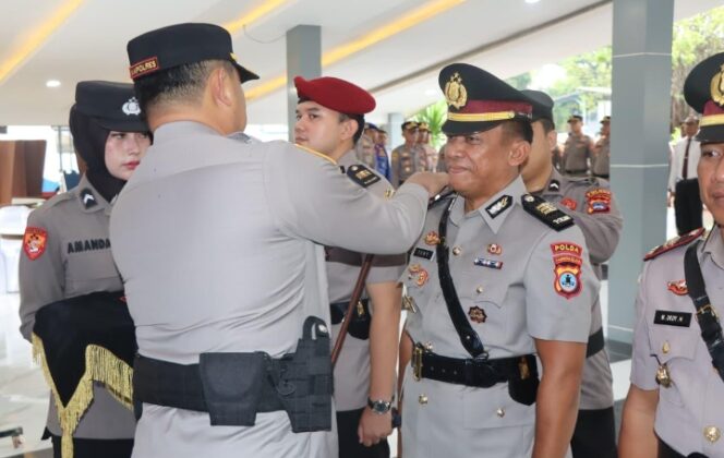 
					Kapolres Tanah Bumbu Pimpin Upacara Serah Terima Jabatan Pejabat Utama dan Kapolsek.