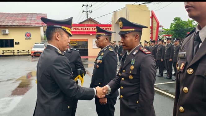 
					Polres Kotabaru Gelar Upacara Penganugerahan Tanda Kehormatan Pengabdian.