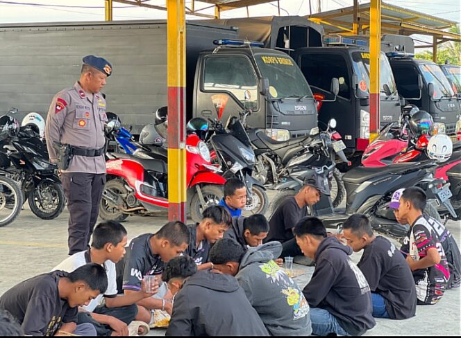 
					Patroli Brimob Batalyon B Pelopor Polda Kalsel, Amankan Dan Tertibkan Aksi Balap Liar di Jalan 30 Batulicin.