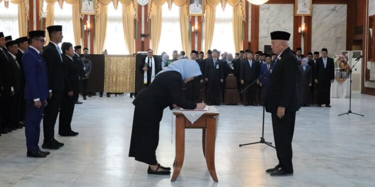 Gubernur Muhidin Lantik 292 Pejabat, Tekankan Digitalisasi Pelayanan Publik