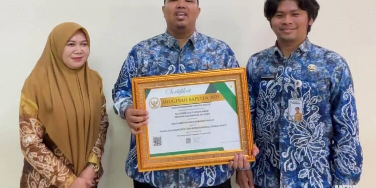 Komitmen Keselamatan Nuklir, RSGM Gusti Hasan Aman Terima Penghargaan BAPETEN 2025