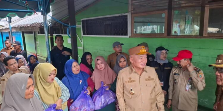 Bantu Warga Terdampak, PUPR Kalsel Salurkan Sembako Melalui Posko BPBD HSU
