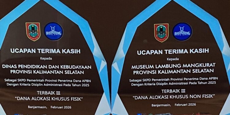 Komitmen Transparansi Berbuah Prestasi, Disdikbud Kalsel Terima Penghargaan Disiplin Administrasi Terbaik III