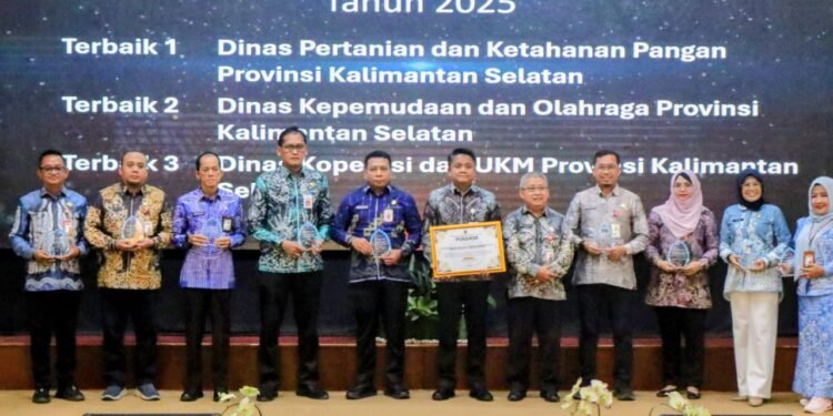 Gubernur Kalsel H. Muhidin Serahkan Penghargaan Kinerja Pengelolaan APBN pada Rakor Percepatan Pembangunan