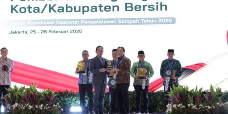 Gubernur Kalsel H. Muhidin Raih Penghargaan Nasional Pembina Terbaik Pengelolaan Sampah Tahun 2026