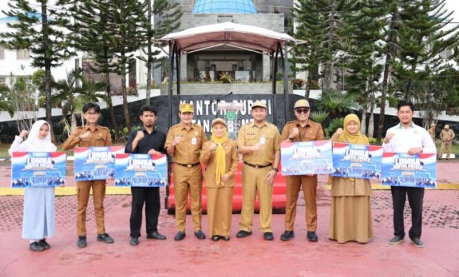 
					Pemkab Tanah Bumbu Serahkan Hadiah Lomba Konten Kreatif.