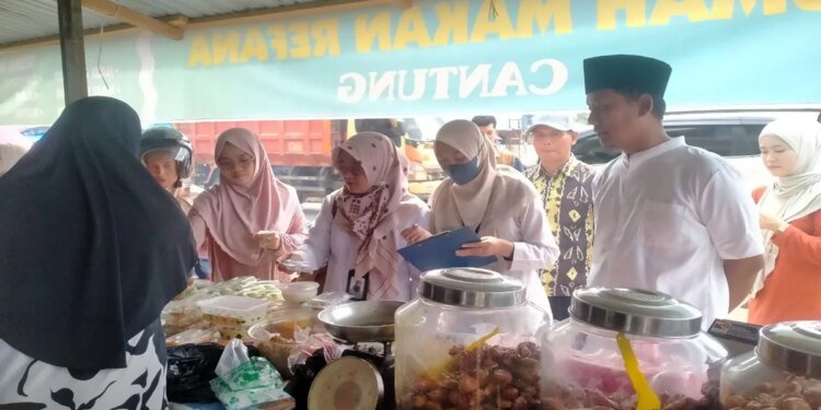 Plt Camat Kelumpang Hulu Pastikan Takjil Pedagang Aman Dikonsumsi