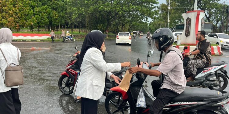 Polres Tanah Bumbu Bersama Mahasiswa Bagikan Takjil Gratis