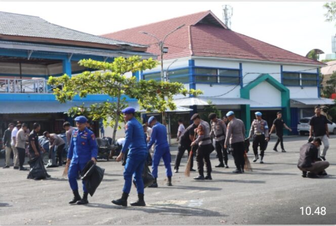 
					Polres Tanah Bumbu Laksanakan Aksi Bersih-Bersih di Taman Education dan Pasar Minggu.