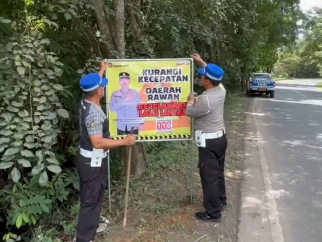 
					Polsek Satui Melaksanakan Kegiatan Pemasangan Spanduk Imbauan keselamatan.