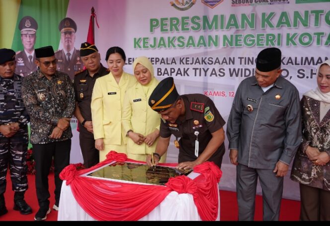 
					Bupati Kotabaru Dampingi Kajati Kalsel Resmikan Gedung Baru Kajari Kotabaru.
