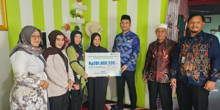 Negara Hadir untuk Keluarga Pekerja: BPJS Ketenagakerjaan Batulicin Serahkan Santunan Rp70 Juta dan Beasiswa Rp131 Juta kepada Keluarga Almarhum Madi