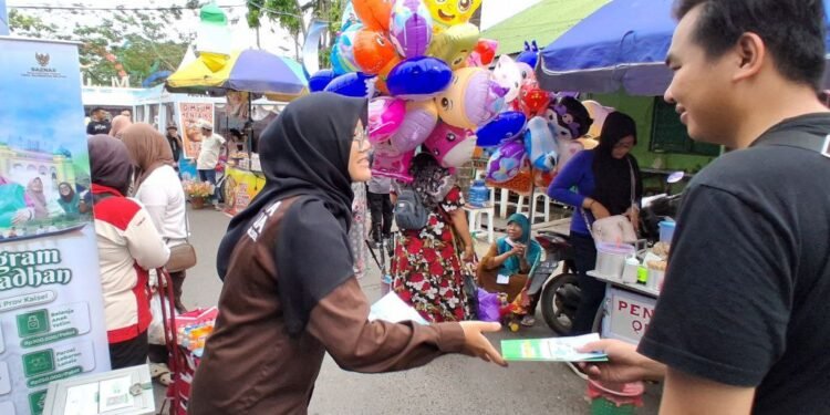 Mahasiswa Penerima Beasiswa BAZNAS Kalsel Ajak Masyarakat Berzakat di Stan National Halal Fair Pasar Wadai Banjarmasin