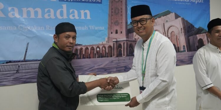 PT Angkasa Pura Indonesia Kantor Cabang Bandar Udara Internasional Syamsudin Noor Salurkan Bantuan TJSL Safari Ramadan kepada Masyarakat dan Komunitas Bandara