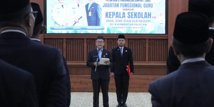 Sekda Kalsel Lantik Kepala Sekolah Baru: Tekankan Integritas dan Profesionalisme