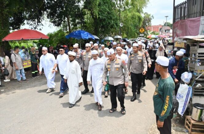 
					800 Personel Polda Kalimantan Selatan Amankan Haul Datu Kelampayan ke-220, Jemaah Membludak, Situasi Tetap Kondusif.