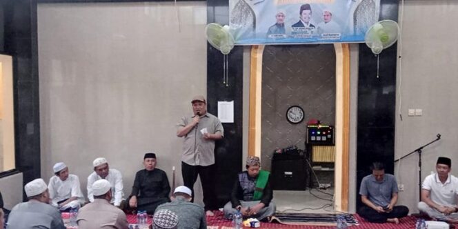 
					Anggota DPRD Tanah Bumbu Andi Rusdianto Bukber Bersama Warga, Perkuat Silaturahmi di Kampungbaru.