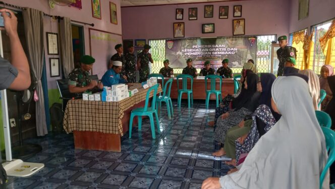 
					Yonif TP 884 / Saijaan Kotabaru Aksi Baksos Di Desa Selaru.