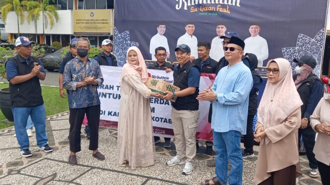 
					PT. SD GIPLR Kotabaru Berbagi Minyak Goreng ke Pedagang UMKM